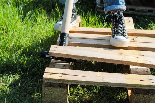 Sbancalatore TechOrto utilizzato per smontare un pallet e sollevare le tavole senza romperle.