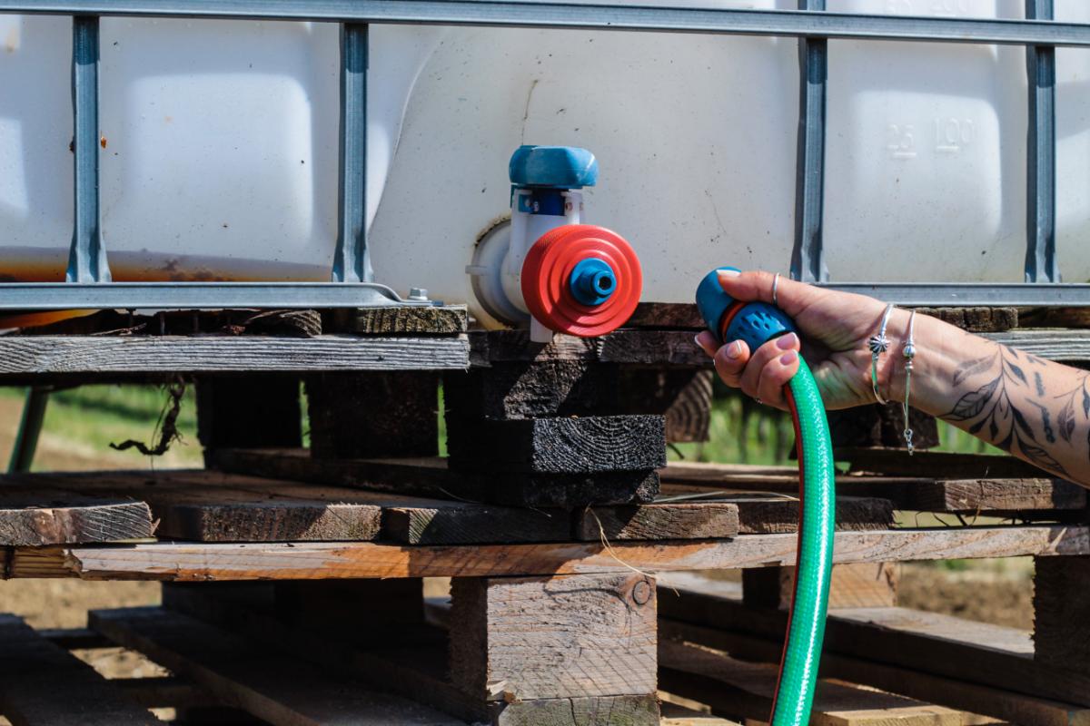 Raccordo del Kit Ortolano montato su cisterna IBC per irrigazione