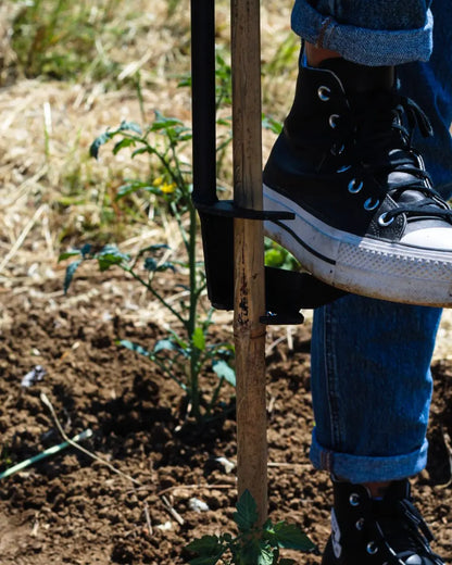 Piantacanne TechOrto pronto all'uso in un orto domestico - attrezzi agricoli Made in Italy.