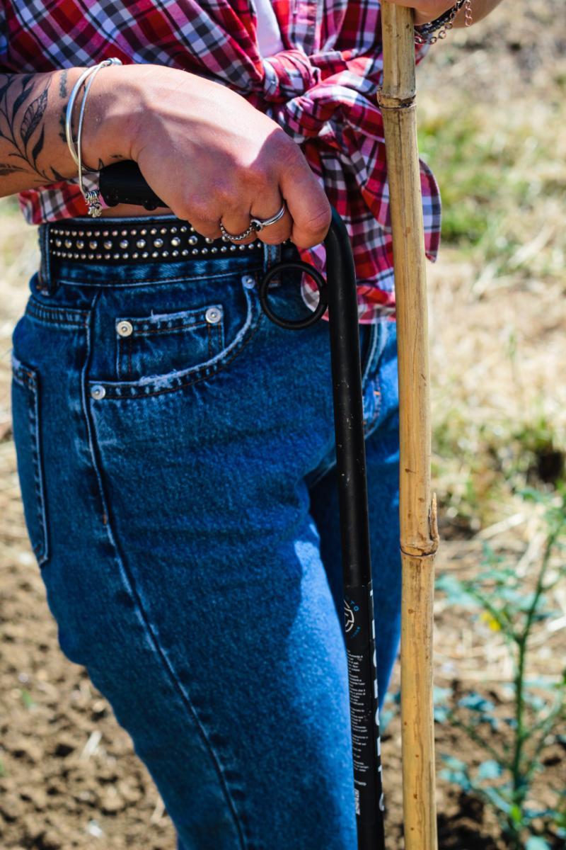 Dettaglio del manico del Piantacanne TechOrto, impugnatura ergonomica