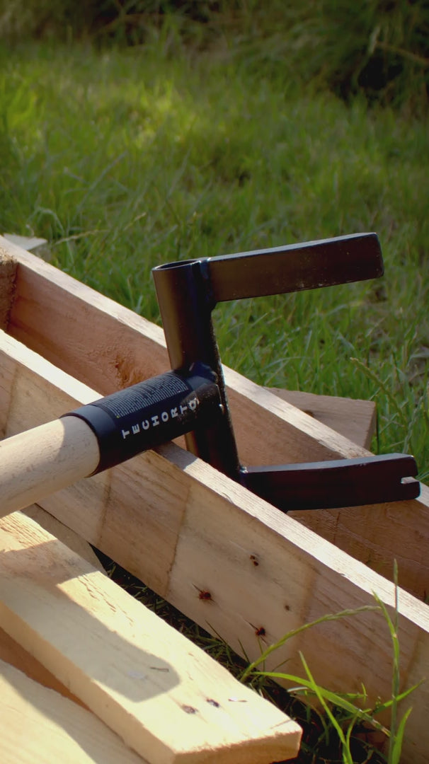 Video dimostrativo dello Sbancalatore TechOrto che smonta un pallet e solleva le tavole senza romperle.