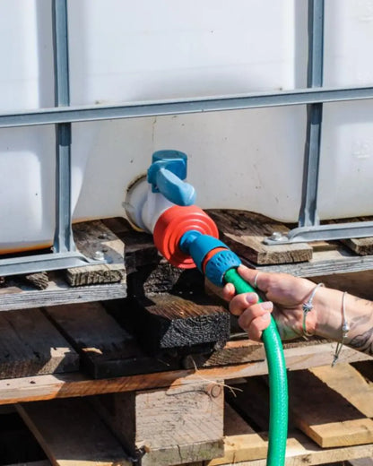 Esempio di montaggio raccordo TechOrto su valvola di una cisterna da mille litri per irrigazione.