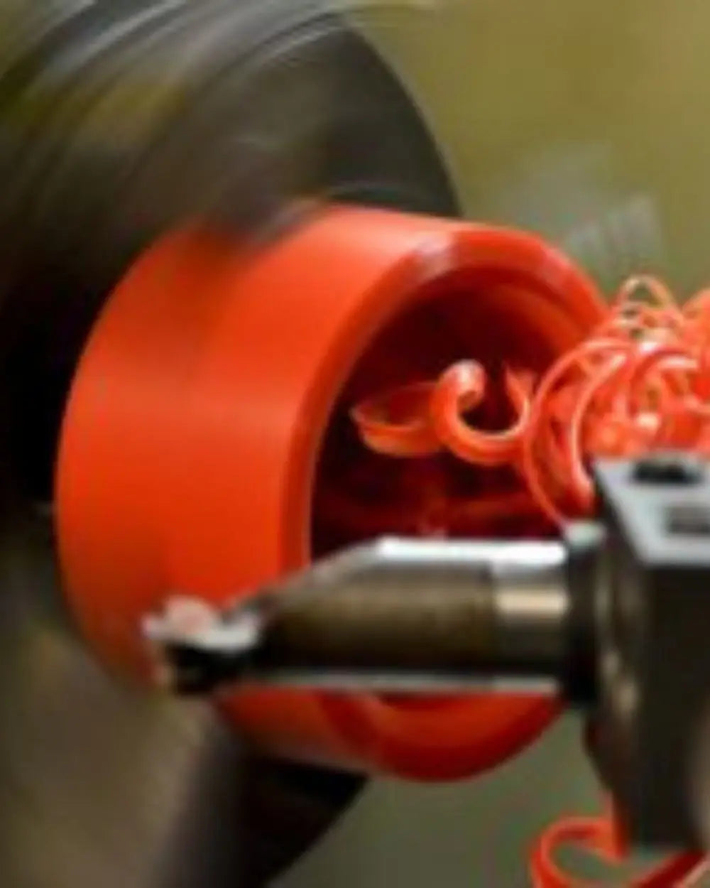 Lavorazione al tornio di precisione per raccordi TechOrto: finitura meccanica Made in Italy per una tenuta perfetta su cisterne e serbatoi.