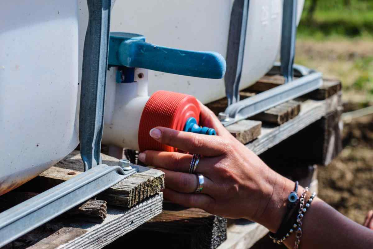Montaggio del raccordo TechOrto avvitato sulla valvola S60x6 della cisterna IBC.