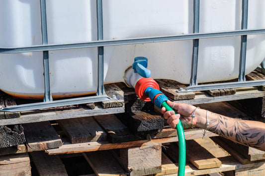 Raccordo TechOrto montato su cisterna IBC per irrigazione o scarico gomma e portagomma
