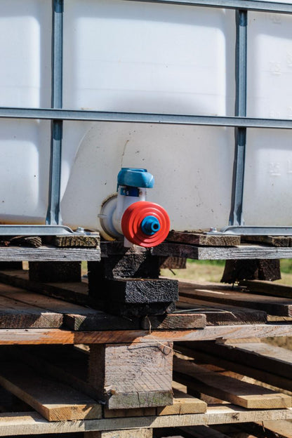 Raccordo TechOrto montato su cisterna IBC per irrigazione o scarico