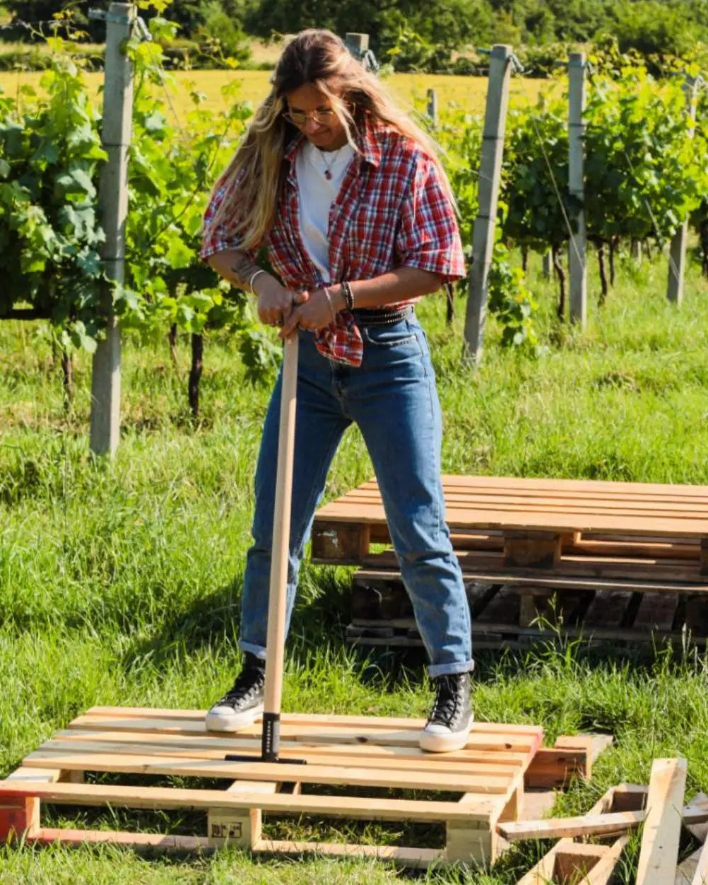 Assi di legno recuperate integre da un pallet grazie all'uso dello sbancalatore manuale professionale TechOrto.