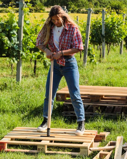 Assi di legno recuperate integre da un pallet grazie all'uso dello sbancalatore manuale professionale TechOrto.
