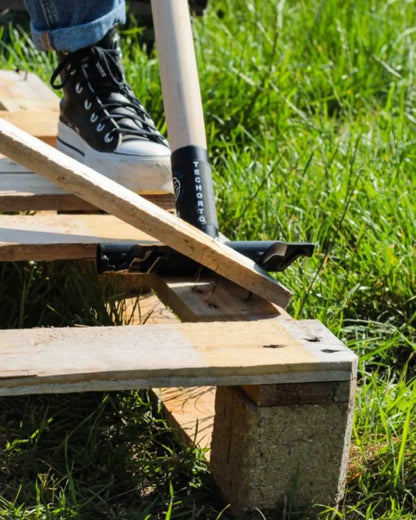 Assi di legno recuperate integre da un pallet grazie all'uso dello sbancalatore manuale professionale TechOrto.