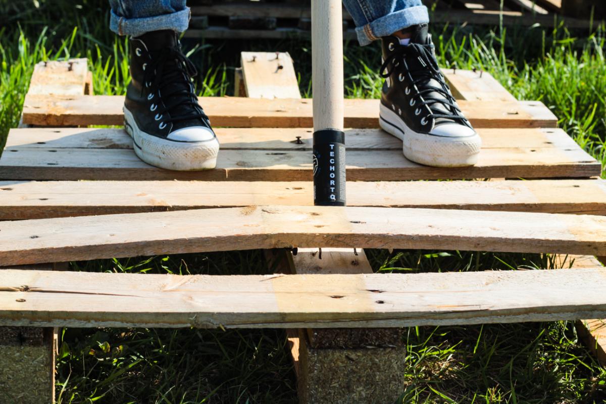 Sbancalatore TechOrto in azione su pallet di legno, recupero assi senza danni