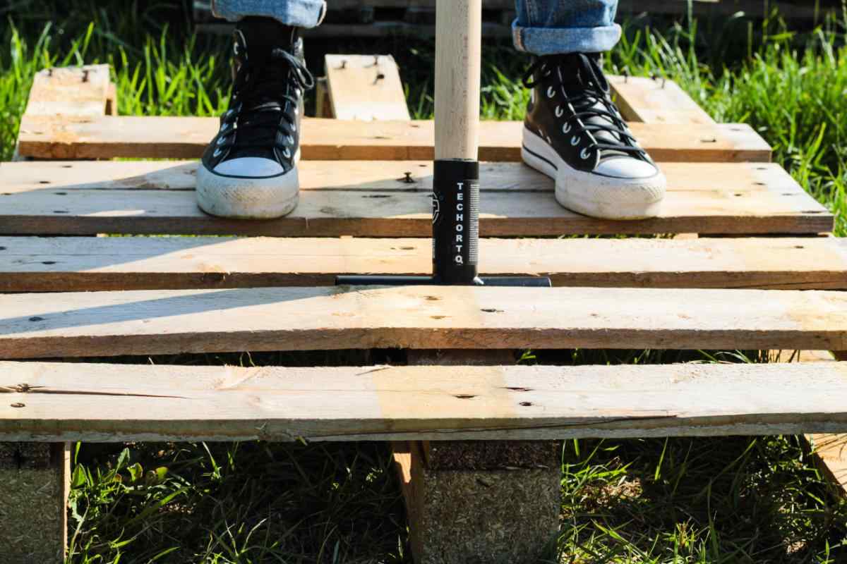 Sbancalatore TechOrto posizionato sotto l’asse del pallet pronto per iniziare lo smontaggio.