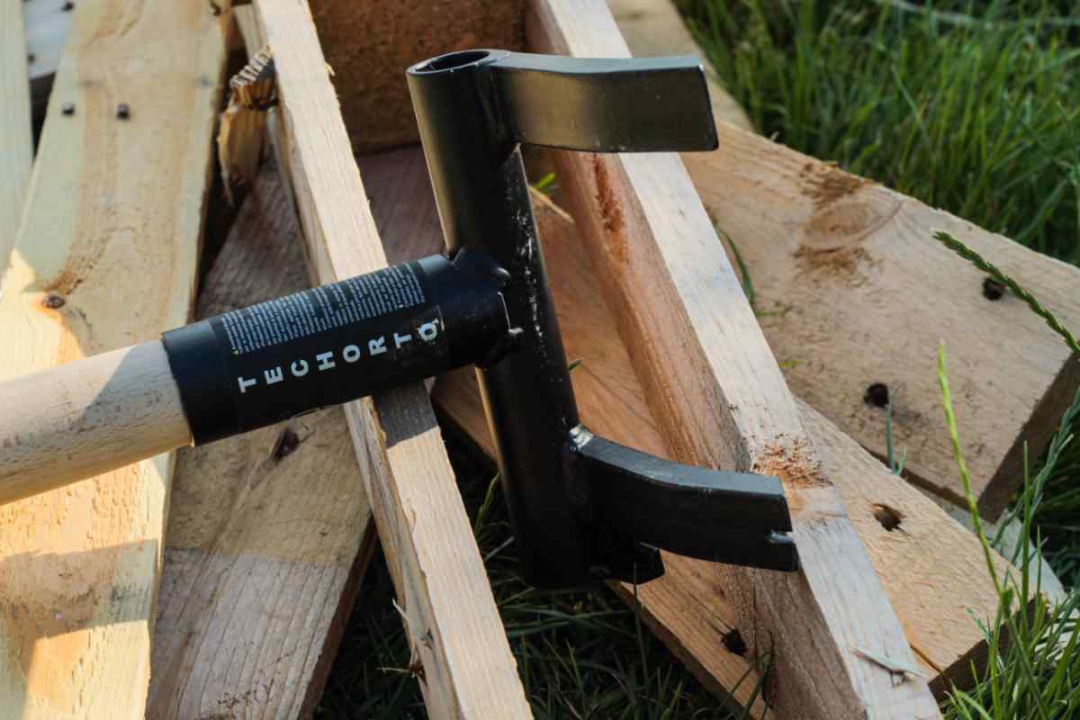 Tavole di pallet recuperate integre grazie allo Sbancalatore TechOrto, pronte per nuovi progetti di fai-da-te.