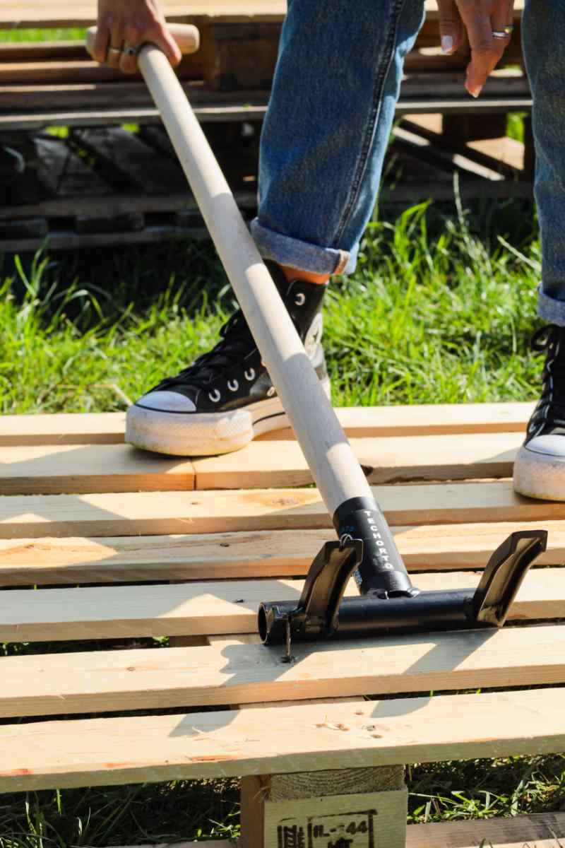 Dettaglio del levachiodi integrato nello Sbancalatore TechOrto usato per rimuovere i chiodi rimasti.