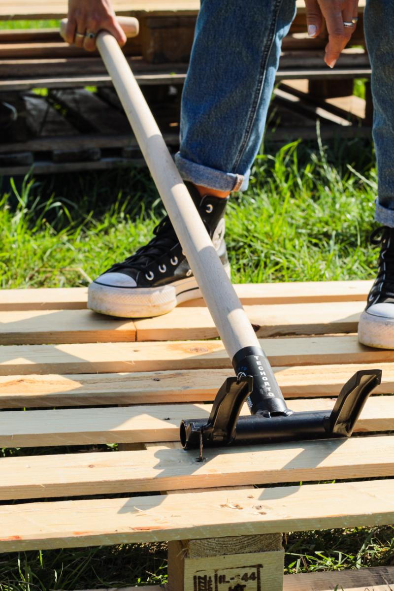 Vista ampia dello Sbancalatore TechOrto in officina o cantiere con levachiodi