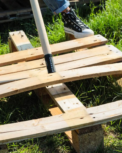 sbancalatre mentre solleva un assa di un pallet senza romperla